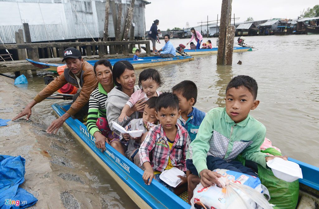 Đất Mũi nhộn nhịp trở lại sau bão Tembin